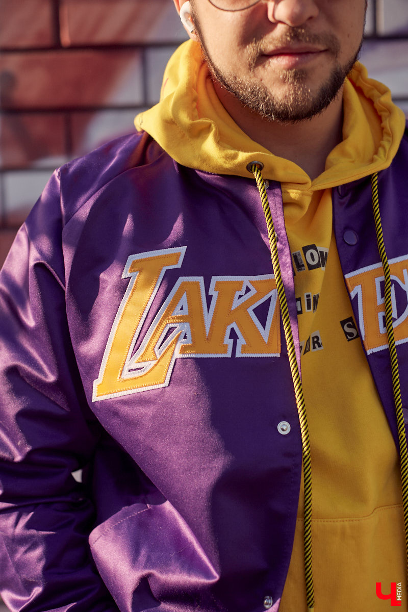 У Максима Леонтьева есть вещи любого цвета, кроме черного. А если в его образе и встречается что-то темное, то лишь в сочетании со смелым дизайнерским решением. Необычный подход молодого человека к своим аутфитам выдает даже цвет его волос. «Ключ-Медиа» заглянул в гардероб стилиста-парикмахера.