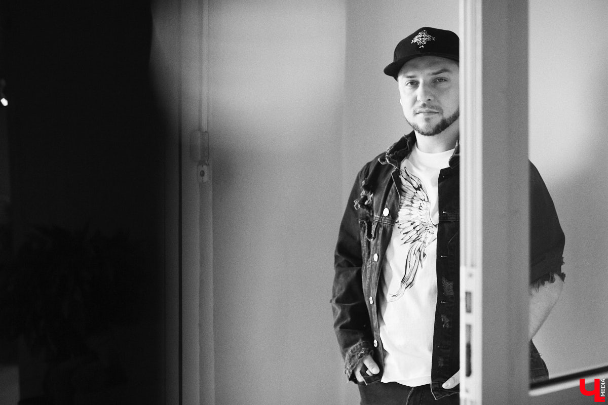 У Максима Леонтьева есть вещи любого цвета, кроме черного. А если в его образе и встречается что-то темное, то лишь в сочетании со смелым дизайнерским решением. Необычный подход молодого человека к своим аутфитам выдает даже цвет его волос. «Ключ-Медиа» заглянул в гардероб стилиста-парикмахера.