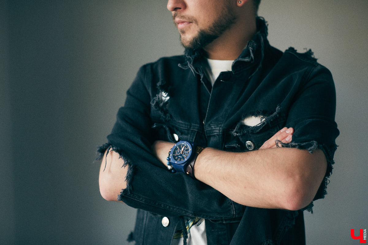 У Максима Леонтьева есть вещи любого цвета, кроме черного. А если в его образе и встречается что-то темное, то лишь в сочетании со смелым дизайнерским решением. Необычный подход молодого человека к своим аутфитам выдает даже цвет его волос. «Ключ-Медиа» заглянул в гардероб стилиста-парикмахера.