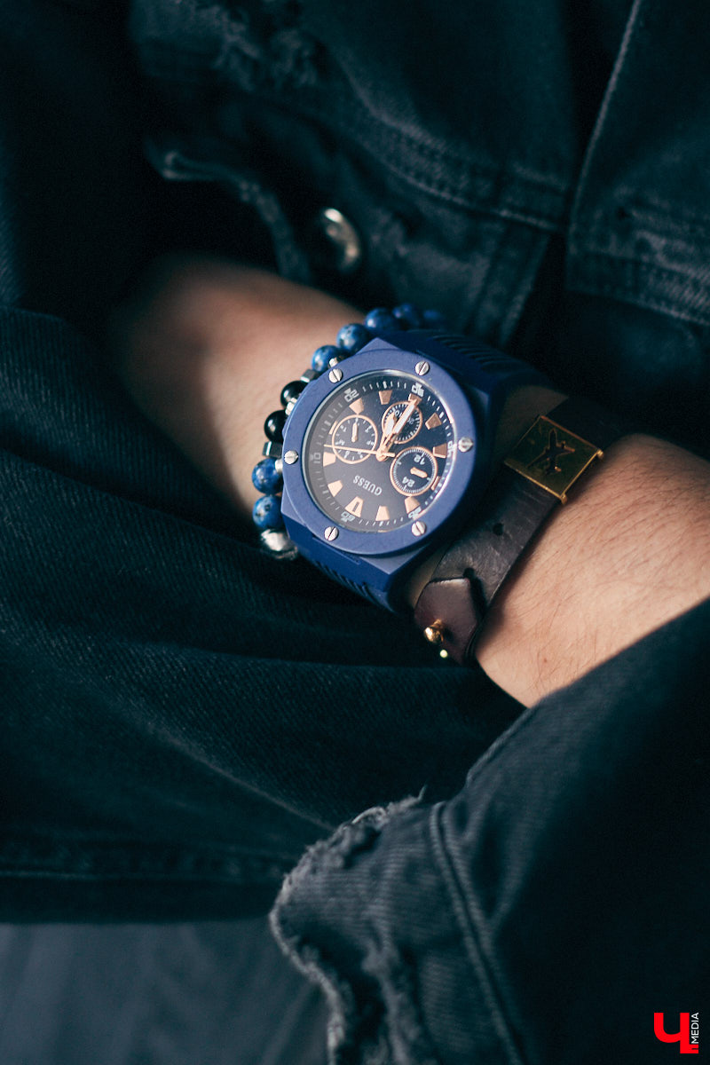 У Максима Леонтьева есть вещи любого цвета, кроме черного. А если в его образе и встречается что-то темное, то лишь в сочетании со смелым дизайнерским решением. Необычный подход молодого человека к своим аутфитам выдает даже цвет его волос. «Ключ-Медиа» заглянул в гардероб стилиста-парикмахера.