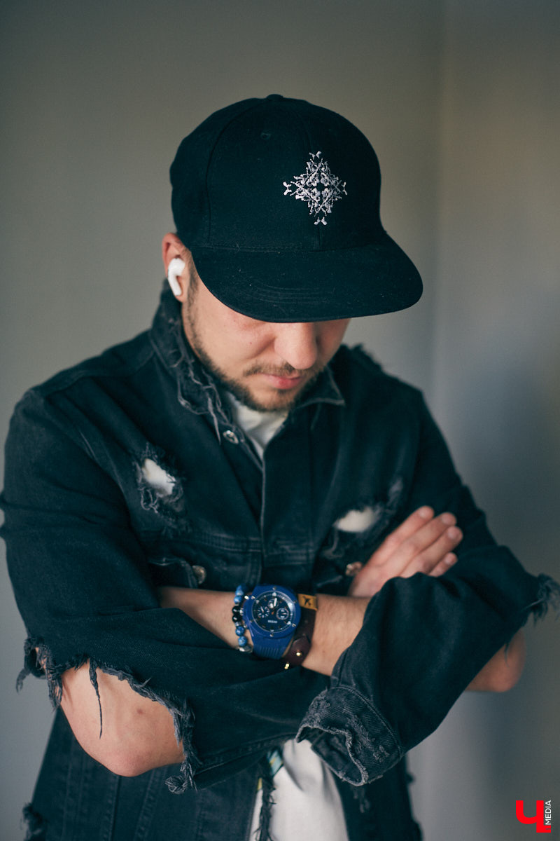 У Максима Леонтьева есть вещи любого цвета, кроме черного. А если в его образе и встречается что-то темное, то лишь в сочетании со смелым дизайнерским решением. Необычный подход молодого человека к своим аутфитам выдает даже цвет его волос. «Ключ-Медиа» заглянул в гардероб стилиста-парикмахера.