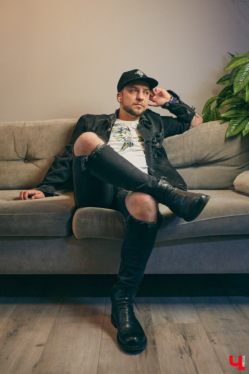 У Максима Леонтьева есть вещи любого цвета, кроме черного. А если в его образе и встречается что-то темное, то лишь в сочетании со смелым дизайнерским решением. Необычный подход молодого человека к своим аутфитам выдает даже цвет его волос. «Ключ-Медиа» заглянул в гардероб стилиста-парикмахера.