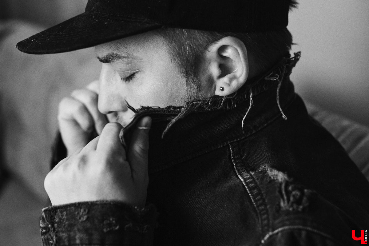 У Максима Леонтьева есть вещи любого цвета, кроме черного. А если в его образе и встречается что-то темное, то лишь в сочетании со смелым дизайнерским решением. Необычный подход молодого человека к своим аутфитам выдает даже цвет его волос. «Ключ-Медиа» заглянул в гардероб стилиста-парикмахера.