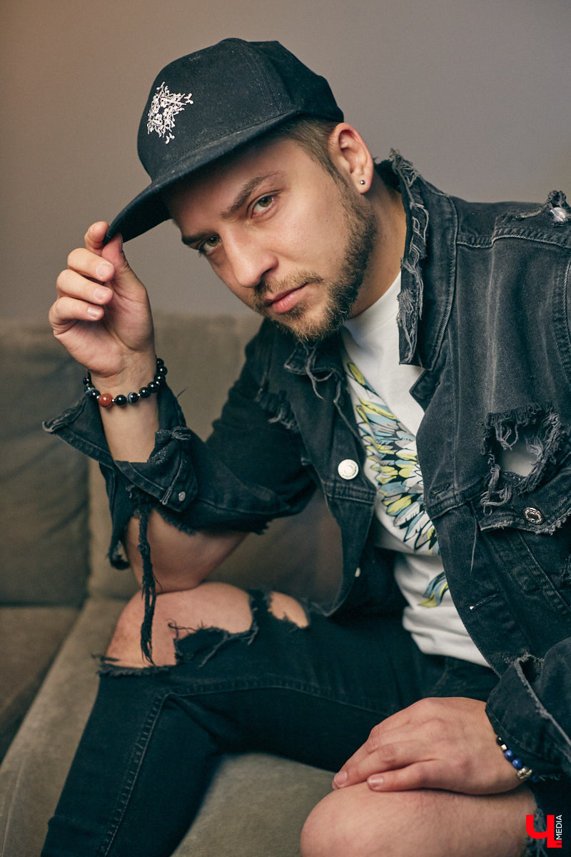 У Максима Леонтьева есть вещи любого цвета, кроме черного. А если в его образе и встречается что-то темное, то лишь в сочетании со смелым дизайнерским решением. Необычный подход молодого человека к своим аутфитам выдает даже цвет его волос. «Ключ-Медиа» заглянул в гардероб стилиста-парикмахера.