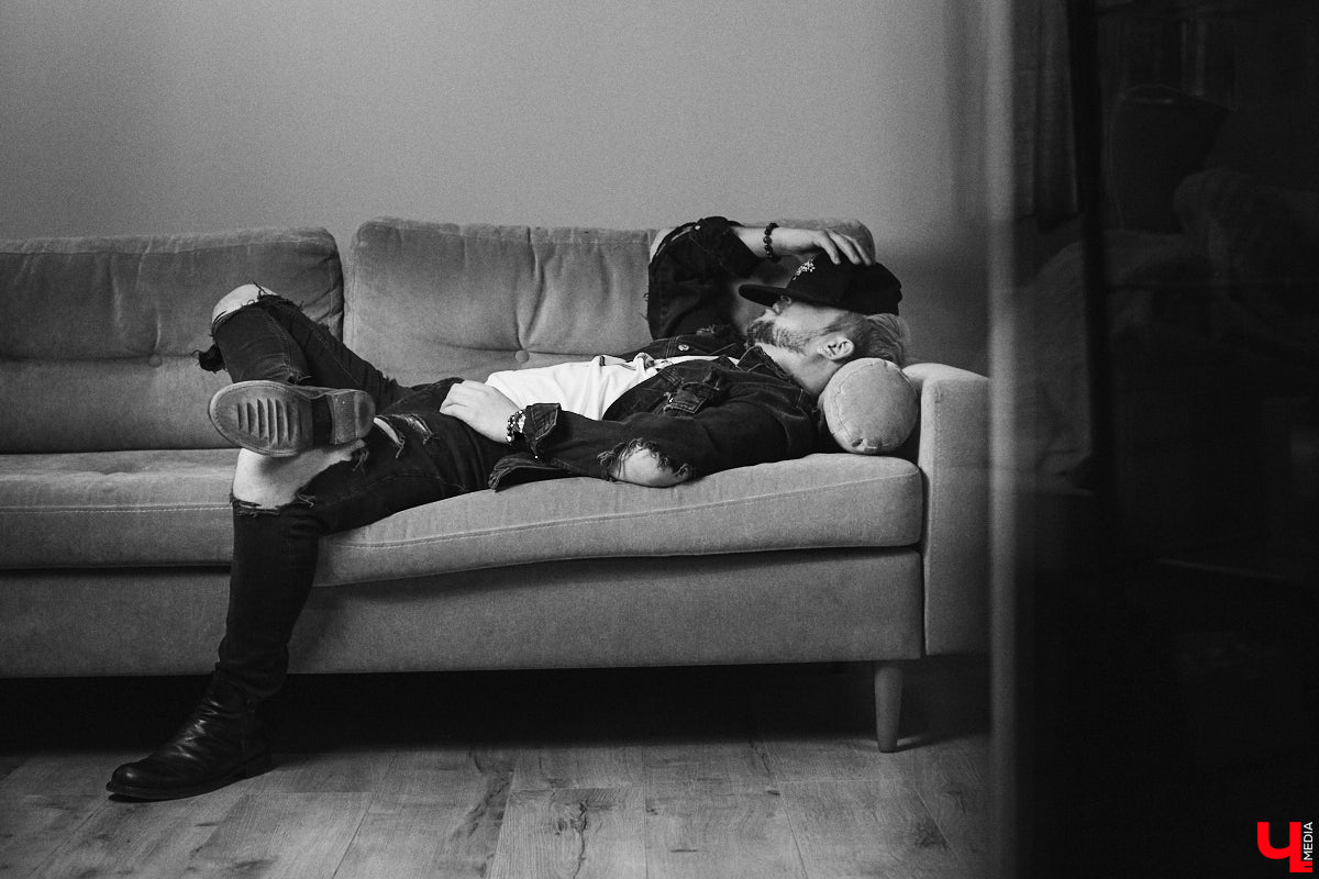 У Максима Леонтьева есть вещи любого цвета, кроме черного. А если в его образе и встречается что-то темное, то лишь в сочетании со смелым дизайнерским решением. Необычный подход молодого человека к своим аутфитам выдает даже цвет его волос. «Ключ-Медиа» заглянул в гардероб стилиста-парикмахера.