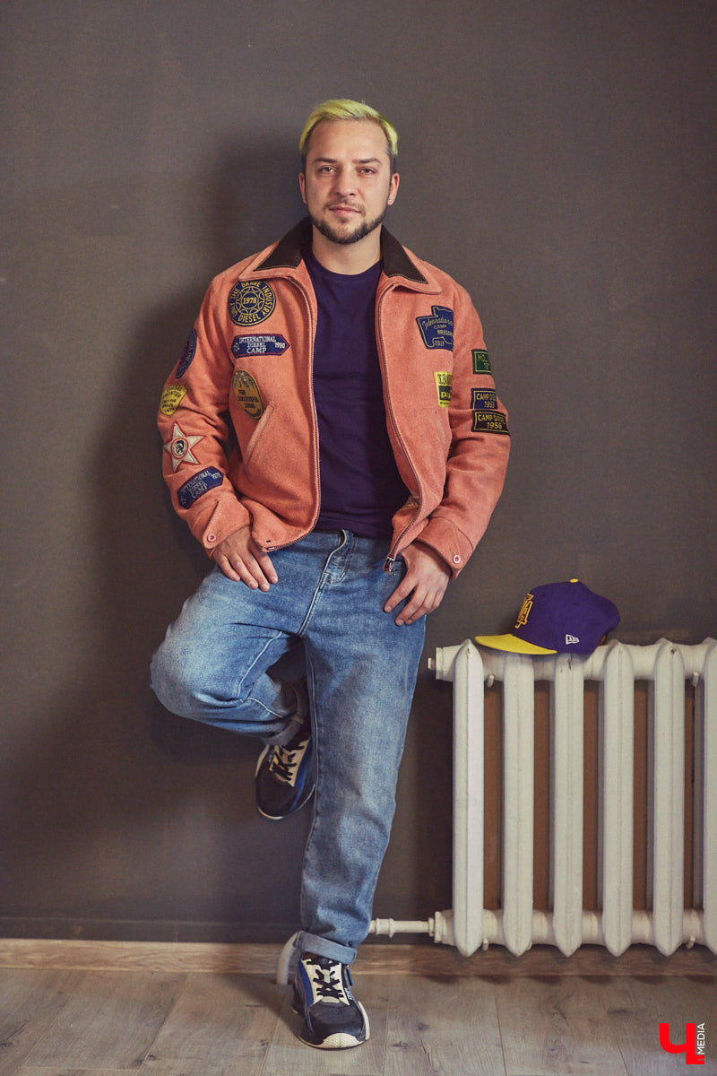 У Максима Леонтьева есть вещи любого цвета, кроме черного. А если в его образе и встречается что-то темное, то лишь в сочетании со смелым дизайнерским решением. Необычный подход молодого человека к своим аутфитам выдает даже цвет его волос. «Ключ-Медиа» заглянул в гардероб стилиста-парикмахера.