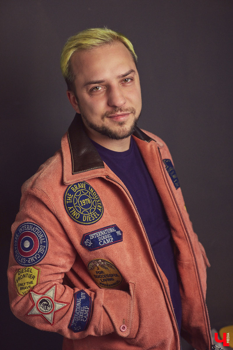 У Максима Леонтьева есть вещи любого цвета, кроме черного. А если в его образе и встречается что-то темное, то лишь в сочетании со смелым дизайнерским решением. Необычный подход молодого человека к своим аутфитам выдает даже цвет его волос. «Ключ-Медиа» заглянул в гардероб стилиста-парикмахера.