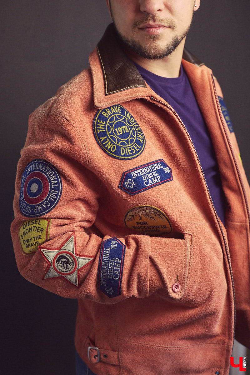 У Максима Леонтьева есть вещи любого цвета, кроме черного. А если в его образе и встречается что-то темное, то лишь в сочетании со смелым дизайнерским решением. Необычный подход молодого человека к своим аутфитам выдает даже цвет его волос. «Ключ-Медиа» заглянул в гардероб стилиста-парикмахера.