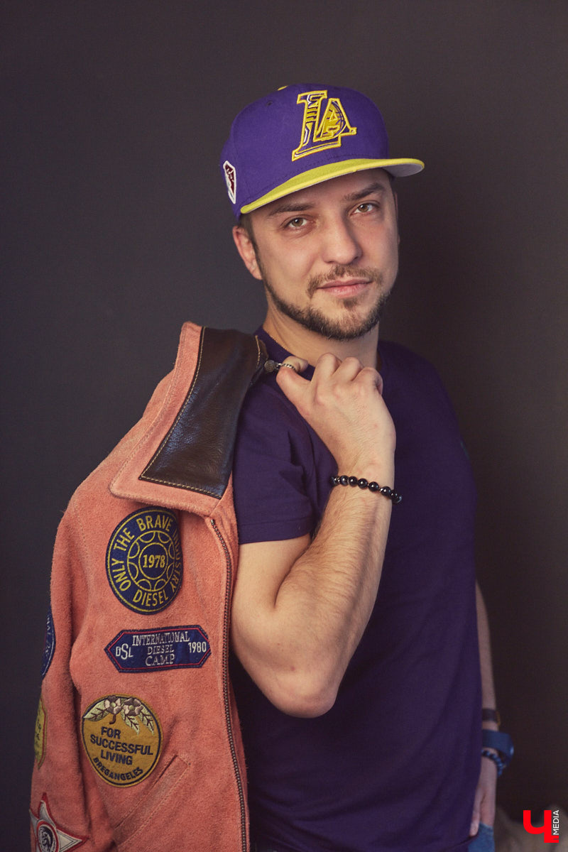 У Максима Леонтьева есть вещи любого цвета, кроме черного. А если в его образе и встречается что-то темное, то лишь в сочетании со смелым дизайнерским решением. Необычный подход молодого человека к своим аутфитам выдает даже цвет его волос. «Ключ-Медиа» заглянул в гардероб стилиста-парикмахера.