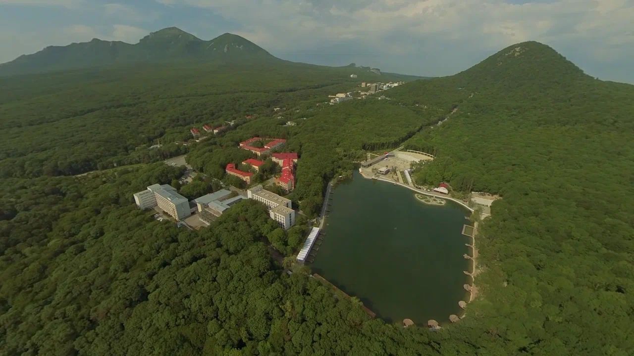 Так хочется везде побывать! Но где найти на это столько ресурсов? Решается проблема включением VR-шлема. То, что раньше казалось чудом, сейчас доступная каждому реальность. Виртуальный полет не во сне, а наяву опробовал на себе корреспондент «Ключ-Медиа».