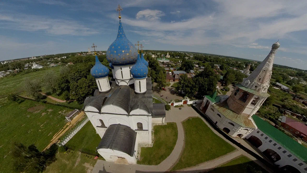Так хочется везде побывать! Но где найти на это столько ресурсов? Решается проблема включением VR-шлема. То, что раньше казалось чудом, сейчас доступная каждому реальность. Виртуальный полет не во сне, а наяву опробовал на себе корреспондент «Ключ-Медиа».