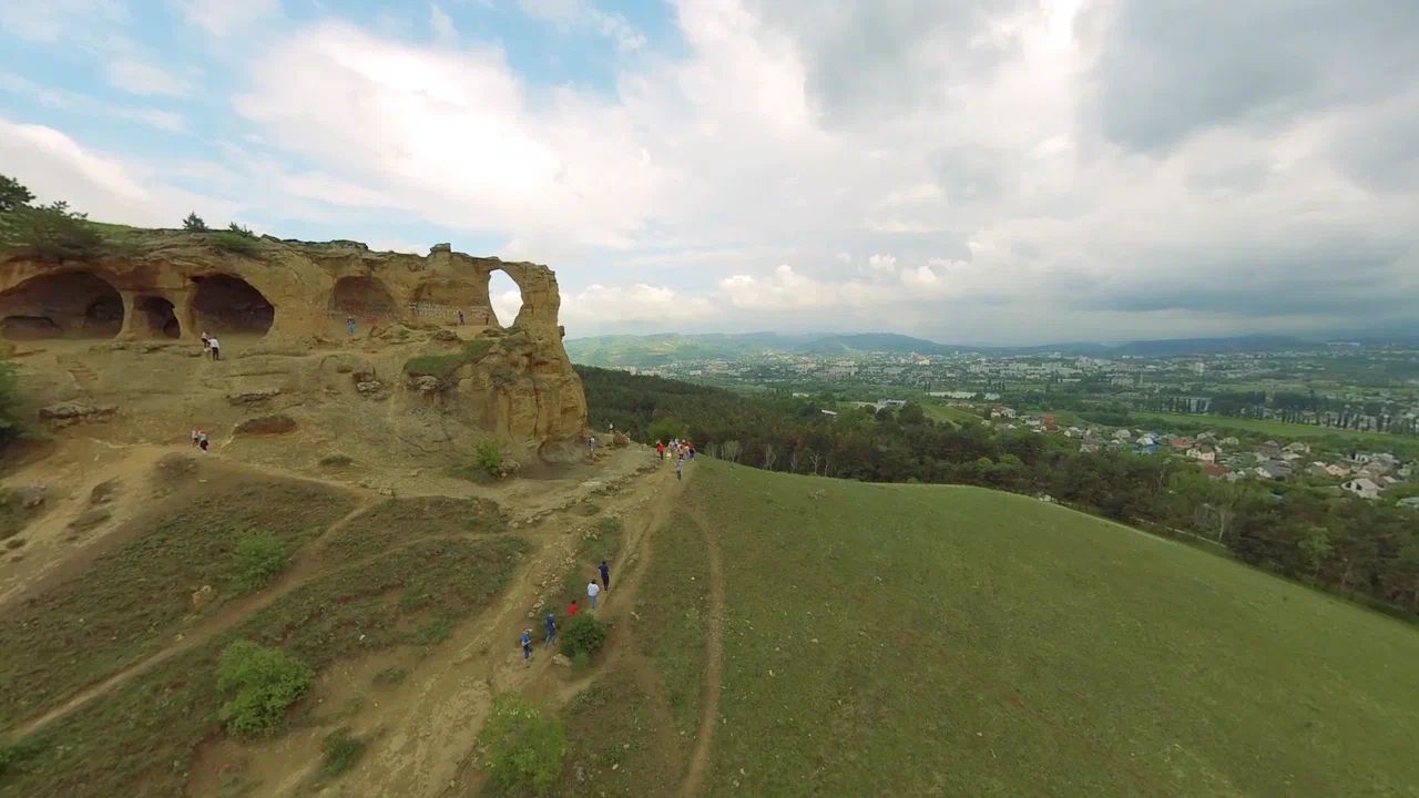 Так хочется везде побывать! Но где найти на это столько ресурсов? Решается проблема включением VR-шлема. То, что раньше казалось чудом, сейчас доступная каждому реальность. Виртуальный полет не во сне, а наяву опробовал на себе корреспондент «Ключ-Медиа».