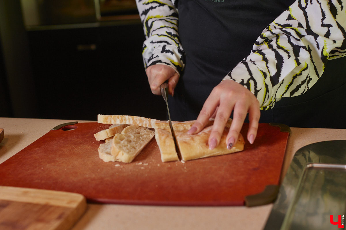 Концертный директор «ЦЕХа» приготовила любимые бутерброды певицы Мари Краймбрери, напоминающие знаменитый французский пирог. Их рецепт Ирина Трошина выведала у звезды во время ее гастролей во Владимире.