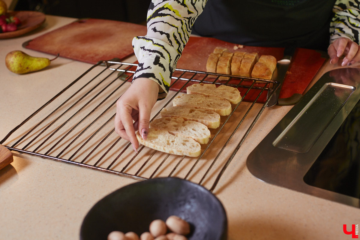Концертный директор «ЦЕХа» приготовила любимые бутерброды певицы Мари Краймбрери, напоминающие знаменитый французский пирог. Их рецепт Ирина Трошина выведала у звезды во время ее гастролей во Владимире.