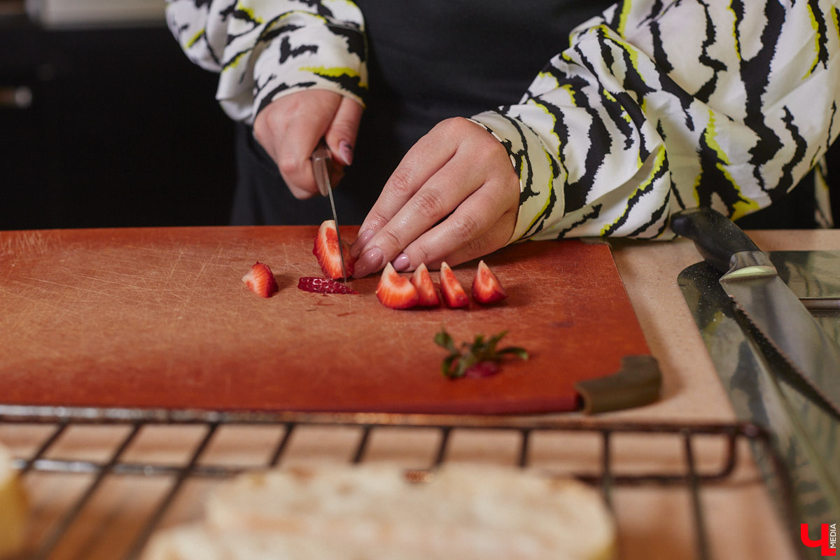 Концертный директор «ЦЕХа» приготовила любимые бутерброды певицы Мари Краймбрери, напоминающие знаменитый французский пирог. Их рецепт Ирина Трошина выведала у звезды во время ее гастролей во Владимире.
