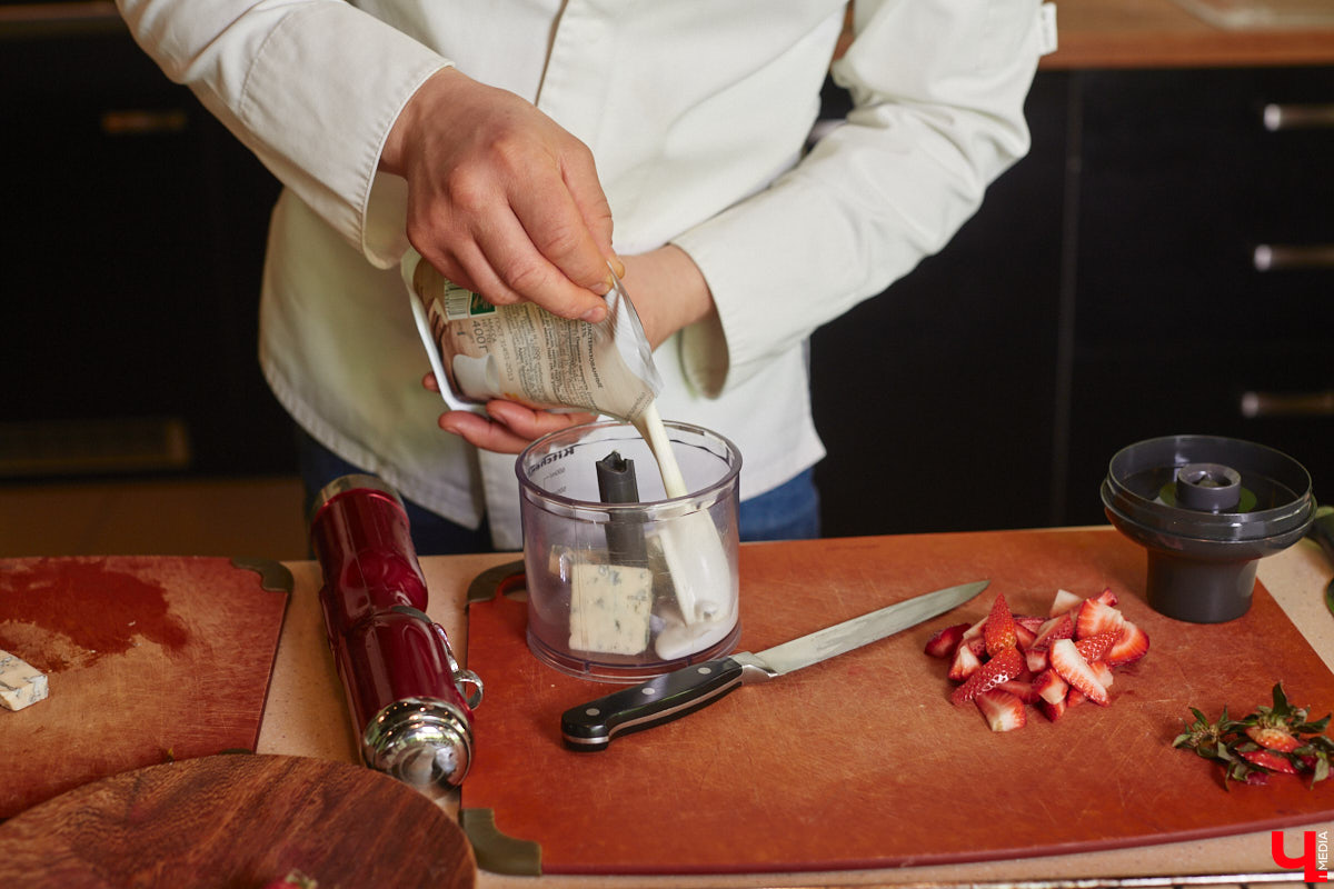 Концертный директор «ЦЕХа» приготовила любимые бутерброды певицы Мари Краймбрери, напоминающие знаменитый французский пирог. Их рецепт Ирина Трошина выведала у звезды во время ее гастролей во Владимире.