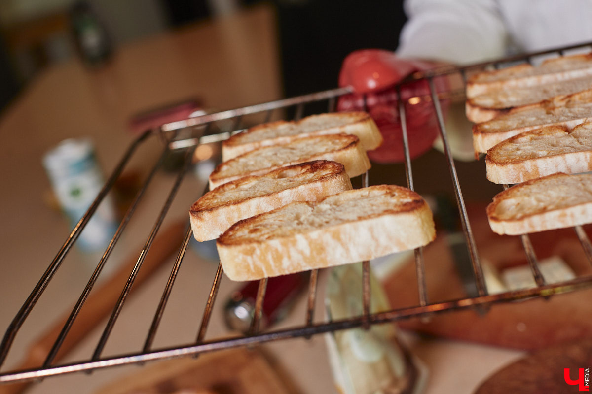 Концертный директор «ЦЕХа» приготовила любимые бутерброды певицы Мари Краймбрери, напоминающие знаменитый французский пирог. Их рецепт Ирина Трошина выведала у звезды во время ее гастролей во Владимире.