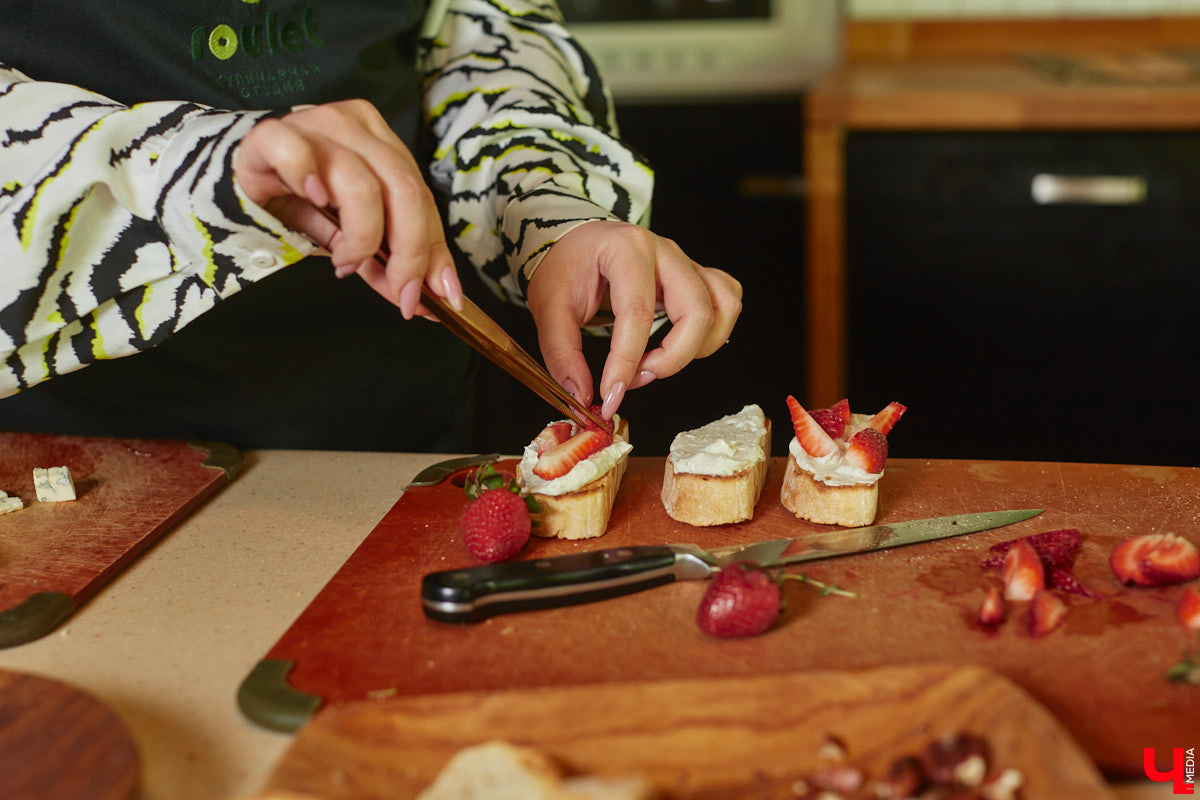 Концертный директор «ЦЕХа» приготовила любимые бутерброды певицы Мари Краймбрери, напоминающие знаменитый французский пирог. Их рецепт Ирина Трошина выведала у звезды во время ее гастролей во Владимире.