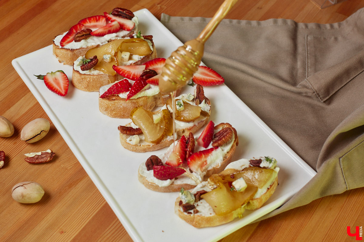 Концертный директор «ЦЕХа» приготовила любимые бутерброды певицы Мари Краймбрери, напоминающие знаменитый французский пирог. Их рецепт Ирина Трошина выведала у звезды во время ее гастролей во Владимире.