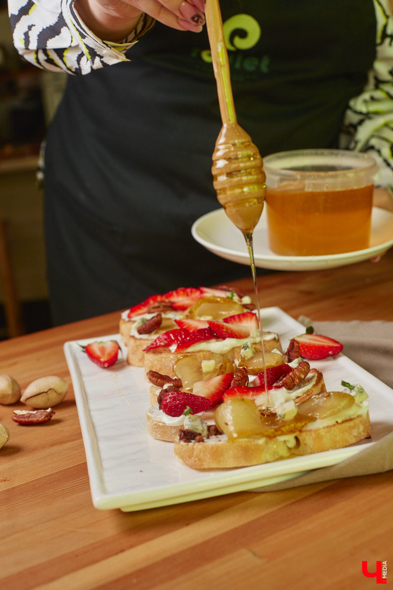 Концертный директор «ЦЕХа» приготовила любимые бутерброды певицы Мари Краймбрери, напоминающие знаменитый французский пирог. Их рецепт Ирина Трошина выведала у звезды во время ее гастролей во Владимире.