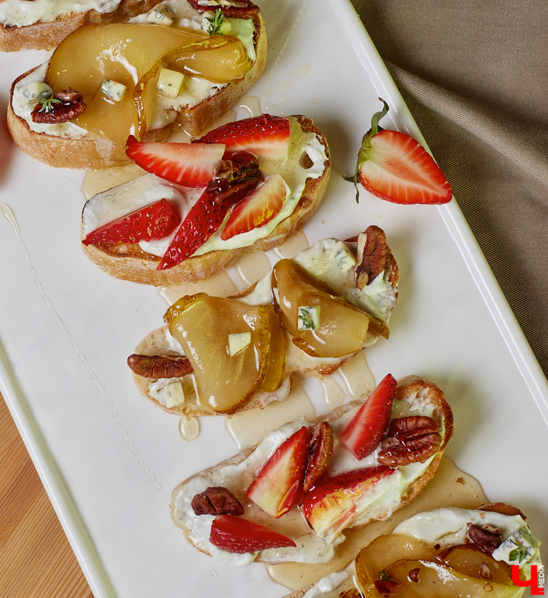 Концертный директор «ЦЕХа» приготовила любимые бутерброды певицы Мари Краймбрери, напоминающие знаменитый французский пирог. Их рецепт Ирина Трошина выведала у звезды во время ее гастролей во Владимире.