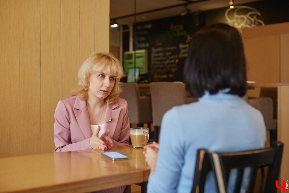 Учитель русского языка и литературы Татьяна Ковалева стала победителем городского конкурса «Педагог года». Мы встретились с ней в неформальной обстановке, чтобы поговорить о школьных буднях, отношениях с учениками и тонкостях профессии.