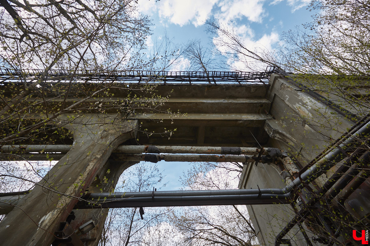 Владимирская ТЭЦ-1 была построена почти сто лет назад. Она освещала весь Владимир и питала его промышленные предприятия. После запуска в 1962 году ТЭЦ-2 старая электростанция потеряла свое значение, а ее здания выставили на продажу. Новый владелец решил превратить памятник ГОЭЛРО в креативное пространство «Турбина».