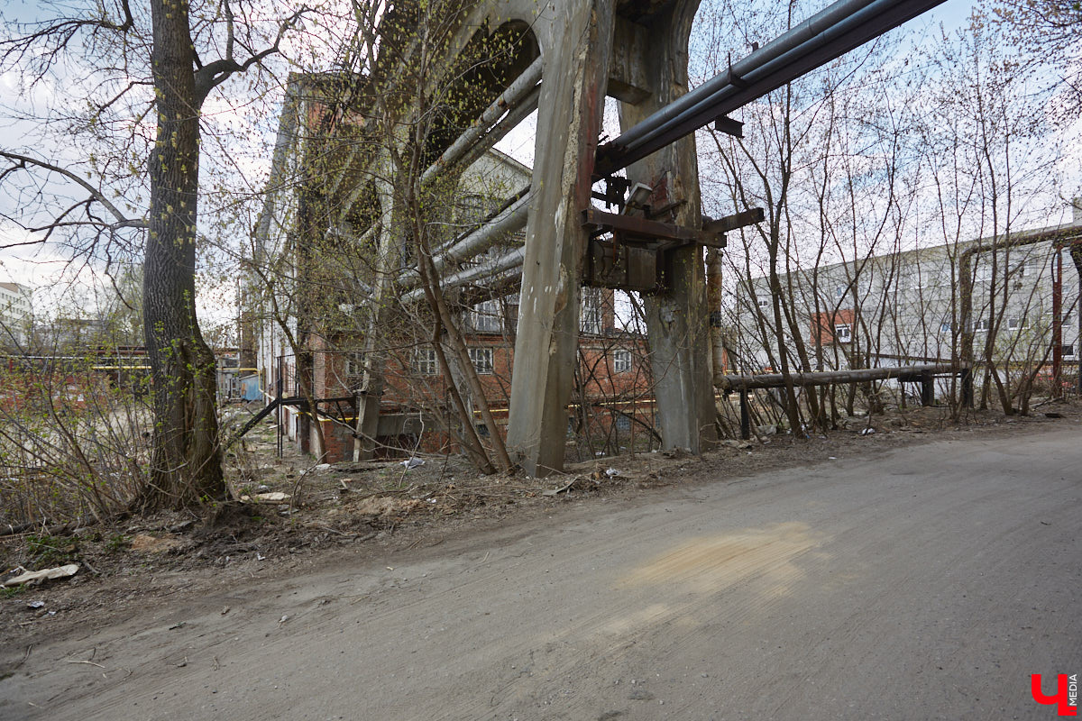 Владимирская ТЭЦ-1 была построена почти сто лет назад. Она освещала весь Владимир и питала его промышленные предприятия. После запуска в 1962 году ТЭЦ-2 старая электростанция потеряла свое значение, а ее здания выставили на продажу. Новый владелец решил превратить памятник ГОЭЛРО в креативное пространство «Турбина».