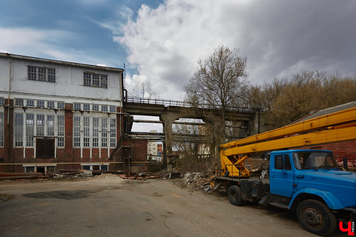 Владимирская ТЭЦ-1 была построена почти сто лет назад. Она освещала весь Владимир и питала его промышленные предприятия. После запуска в 1962 году ТЭЦ-2 старая электростанция потеряла свое значение, а ее здания выставили на продажу. Новый владелец решил превратить памятник ГОЭЛРО в креативное пространство «Турбина».