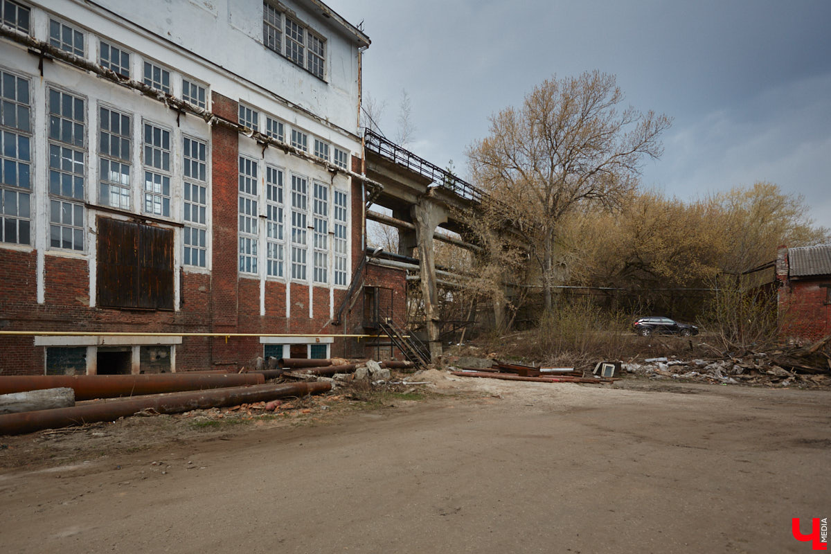 Владимирская ТЭЦ-1 была построена почти сто лет назад. Она освещала весь Владимир и питала его промышленные предприятия. После запуска в 1962 году ТЭЦ-2 старая электростанция потеряла свое значение, а ее здания выставили на продажу. Новый владелец решил превратить памятник ГОЭЛРО в креативное пространство «Турбина».