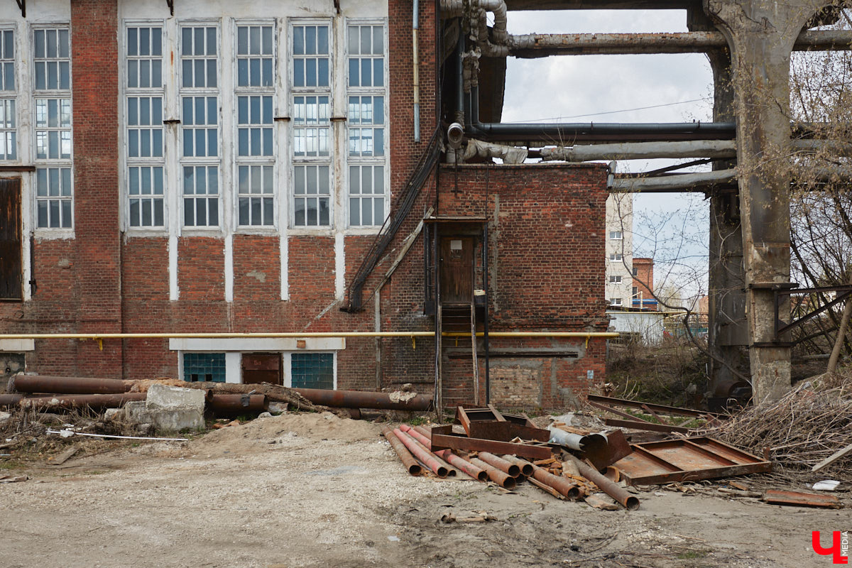 Владимирская ТЭЦ-1 была построена почти сто лет назад. Она освещала весь Владимир и питала его промышленные предприятия. После запуска в 1962 году ТЭЦ-2 старая электростанция потеряла свое значение, а ее здания выставили на продажу. Новый владелец решил превратить памятник ГОЭЛРО в креативное пространство «Турбина».