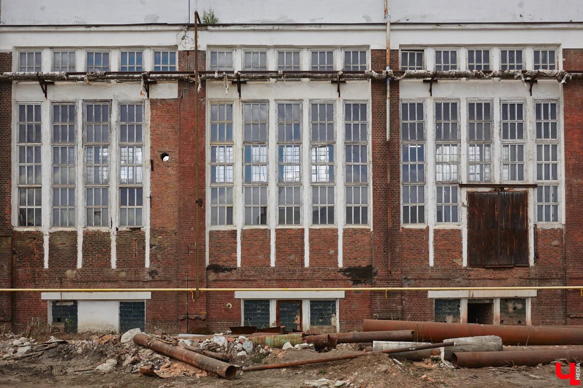 Владимирская ТЭЦ-1 была построена почти сто лет назад. Она освещала весь Владимир и питала его промышленные предприятия. После запуска в 1962 году ТЭЦ-2 старая электростанция потеряла свое значение, а ее здания выставили на продажу. Новый владелец решил превратить памятник ГОЭЛРО в креативное пространство «Турбина».