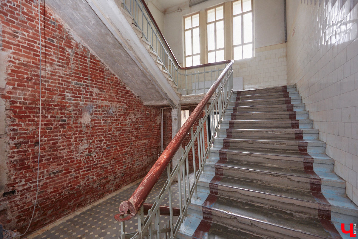 Владимирская ТЭЦ-1 была построена почти сто лет назад. Она освещала весь Владимир и питала его промышленные предприятия. После запуска в 1962 году ТЭЦ-2 старая электростанция потеряла свое значение, а ее здания выставили на продажу. Новый владелец решил превратить памятник ГОЭЛРО в креативное пространство «Турбина».