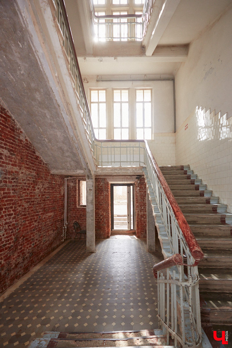 Владимирская ТЭЦ-1 была построена почти сто лет назад. Она освещала весь Владимир и питала его промышленные предприятия. После запуска в 1962 году ТЭЦ-2 старая электростанция потеряла свое значение, а ее здания выставили на продажу. Новый владелец решил превратить памятник ГОЭЛРО в креативное пространство «Турбина».