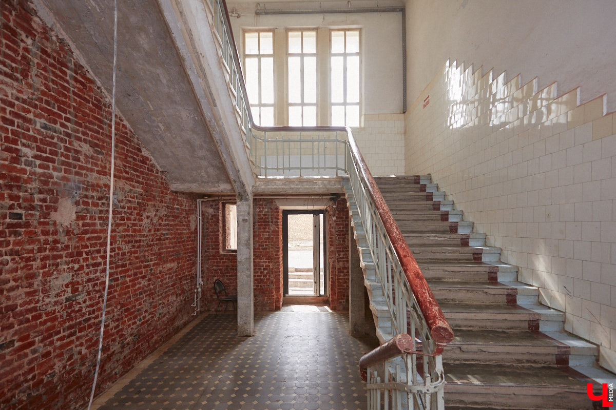 Владимирская ТЭЦ-1 была построена почти сто лет назад. Она освещала весь Владимир и питала его промышленные предприятия. После запуска в 1962 году ТЭЦ-2 старая электростанция потеряла свое значение, а ее здания выставили на продажу. Новый владелец решил превратить памятник ГОЭЛРО в креативное пространство «Турбина».