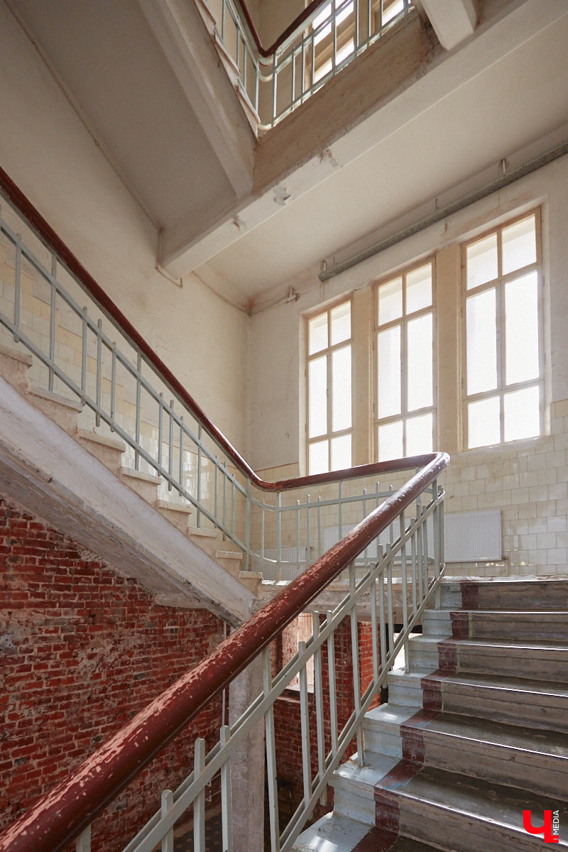 Владимирская ТЭЦ-1 была построена почти сто лет назад. Она освещала весь Владимир и питала его промышленные предприятия. После запуска в 1962 году ТЭЦ-2 старая электростанция потеряла свое значение, а ее здания выставили на продажу. Новый владелец решил превратить памятник ГОЭЛРО в креативное пространство «Турбина».