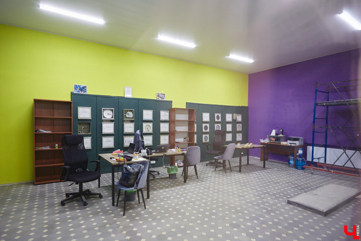 Владимирская ТЭЦ-1 была построена почти сто лет назад. Она освещала весь Владимир и питала его промышленные предприятия. После запуска в 1962 году ТЭЦ-2 старая электростанция потеряла свое значение, а ее здания выставили на продажу. Новый владелец решил превратить памятник ГОЭЛРО в креативное пространство «Турбина».