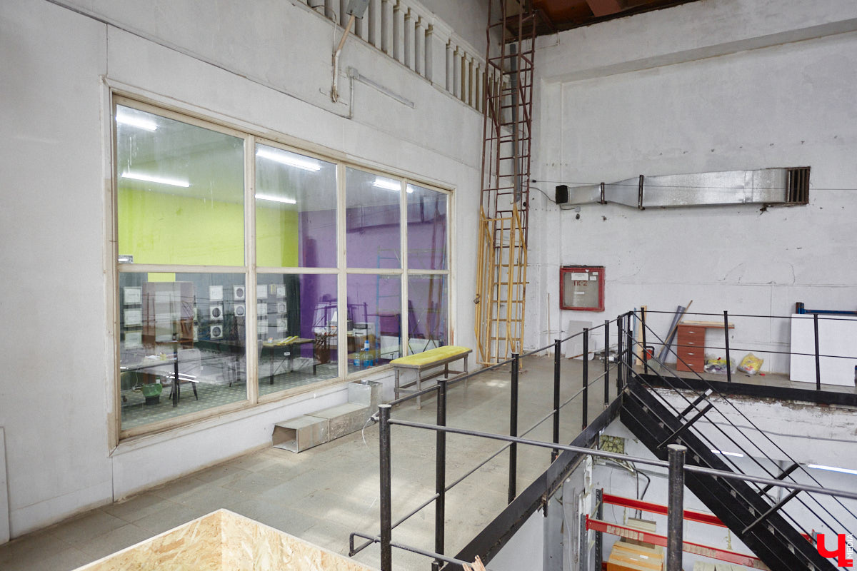 Владимирская ТЭЦ-1 была построена почти сто лет назад. Она освещала весь Владимир и питала его промышленные предприятия. После запуска в 1962 году ТЭЦ-2 старая электростанция потеряла свое значение, а ее здания выставили на продажу. Новый владелец решил превратить памятник ГОЭЛРО в креативное пространство «Турбина».