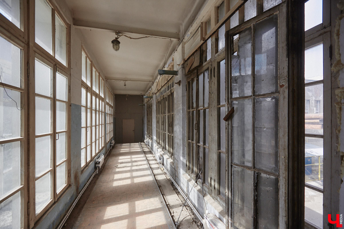 Владимирская ТЭЦ-1 была построена почти сто лет назад. Она освещала весь Владимир и питала его промышленные предприятия. После запуска в 1962 году ТЭЦ-2 старая электростанция потеряла свое значение, а ее здания выставили на продажу. Новый владелец решил превратить памятник ГОЭЛРО в креативное пространство «Турбина».