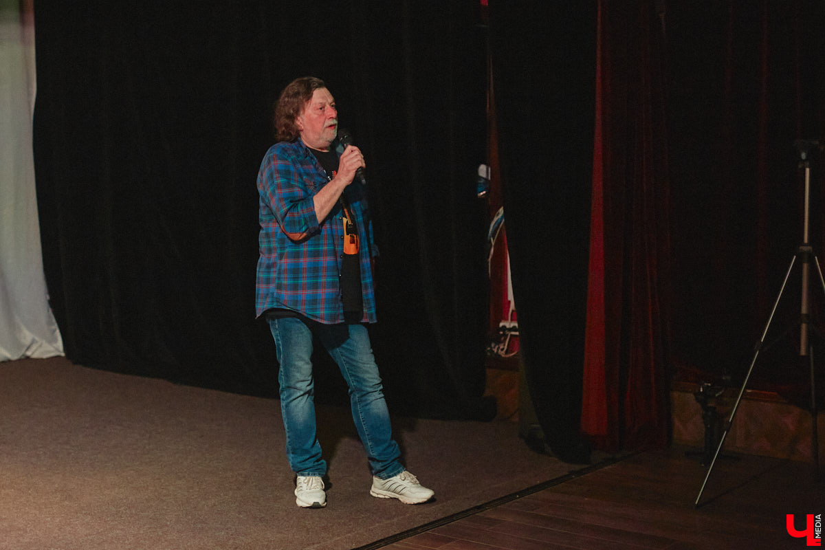 Имя Юрия Быкова знакомо не только киноманам. Его фильмы «Майор», «Дурак» и «Жить» хорошенько пошумели и прославили автора. При этом сам режиссер остался простым человеком, который открыто и откровенно общается с поклонниками. 30 апреля гений российского артхаусного кино посетил наш город. Рассказываем, о чем он беседовал с владимирскими зрителями.