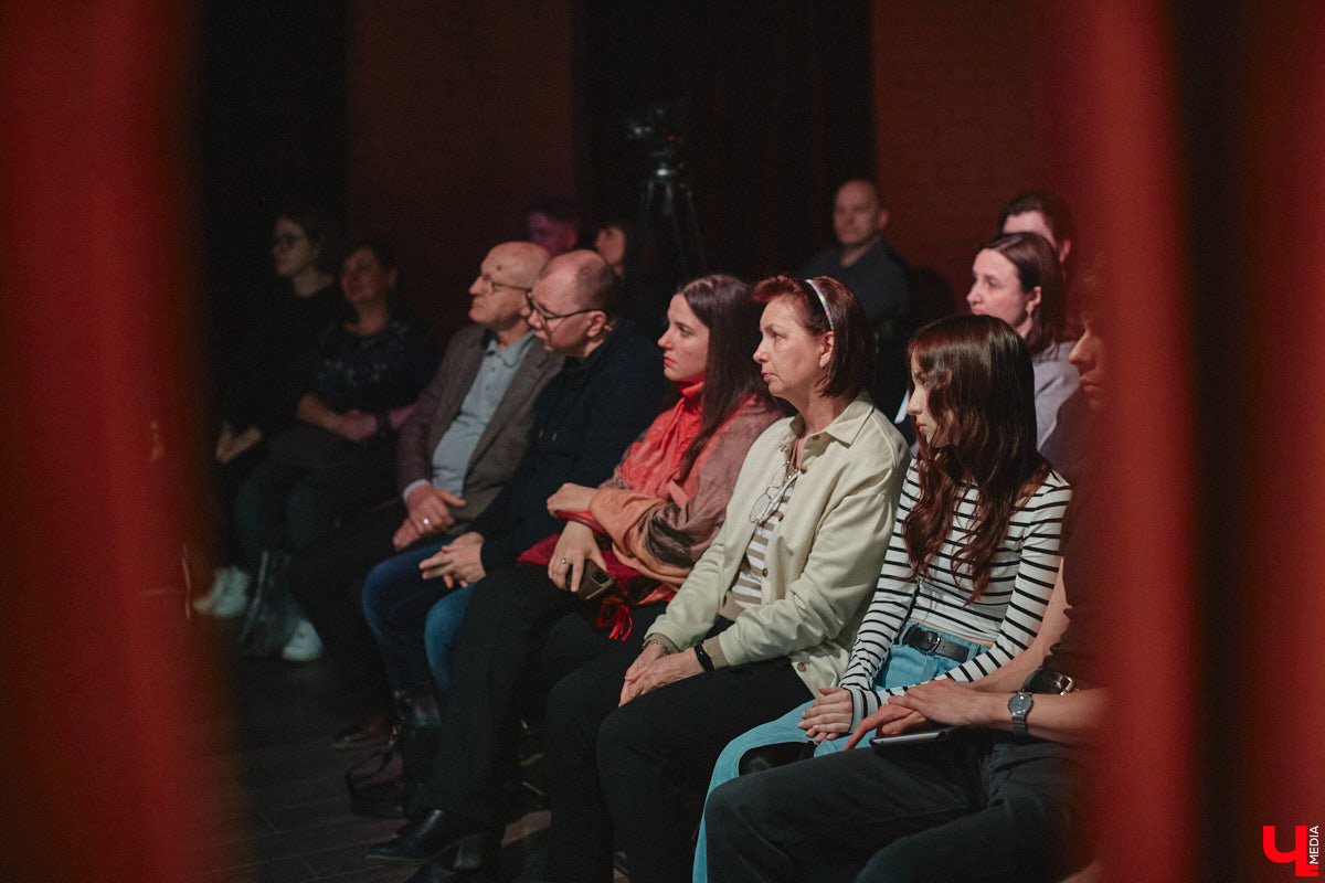 Имя Юрия Быкова знакомо не только киноманам. Его фильмы «Майор», «Дурак» и «Жить» хорошенько пошумели и прославили автора. При этом сам режиссер остался простым человеком, который открыто и откровенно общается с поклонниками. 30 апреля гений российского артхаусного кино посетил наш город. Рассказываем, о чем он беседовал с владимирскими зрителями.