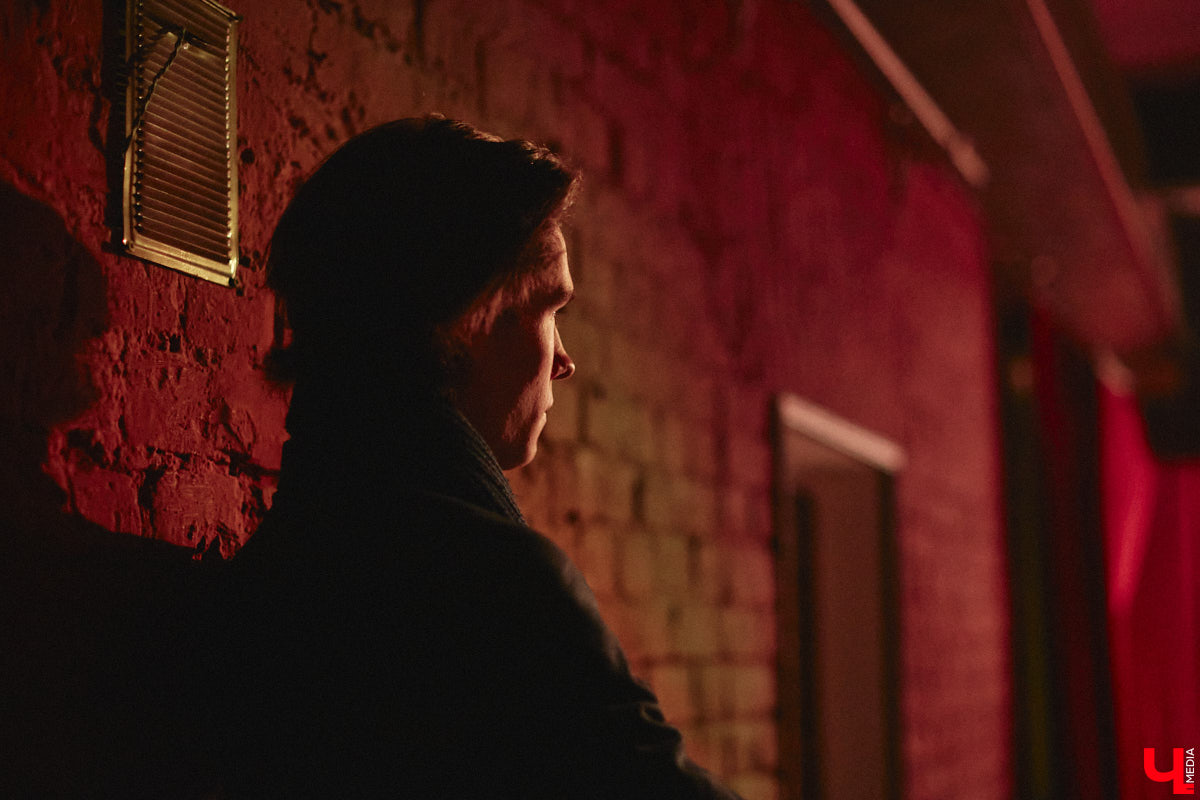 Имя Юрия Быкова знакомо не только киноманам. Его фильмы «Майор», «Дурак» и «Жить» хорошенько пошумели и прославили автора. При этом сам режиссер остался простым человеком, который открыто и откровенно общается с поклонниками. 30 апреля гений российского артхаусного кино посетил наш город. Рассказываем, о чем он беседовал с владимирскими зрителями.