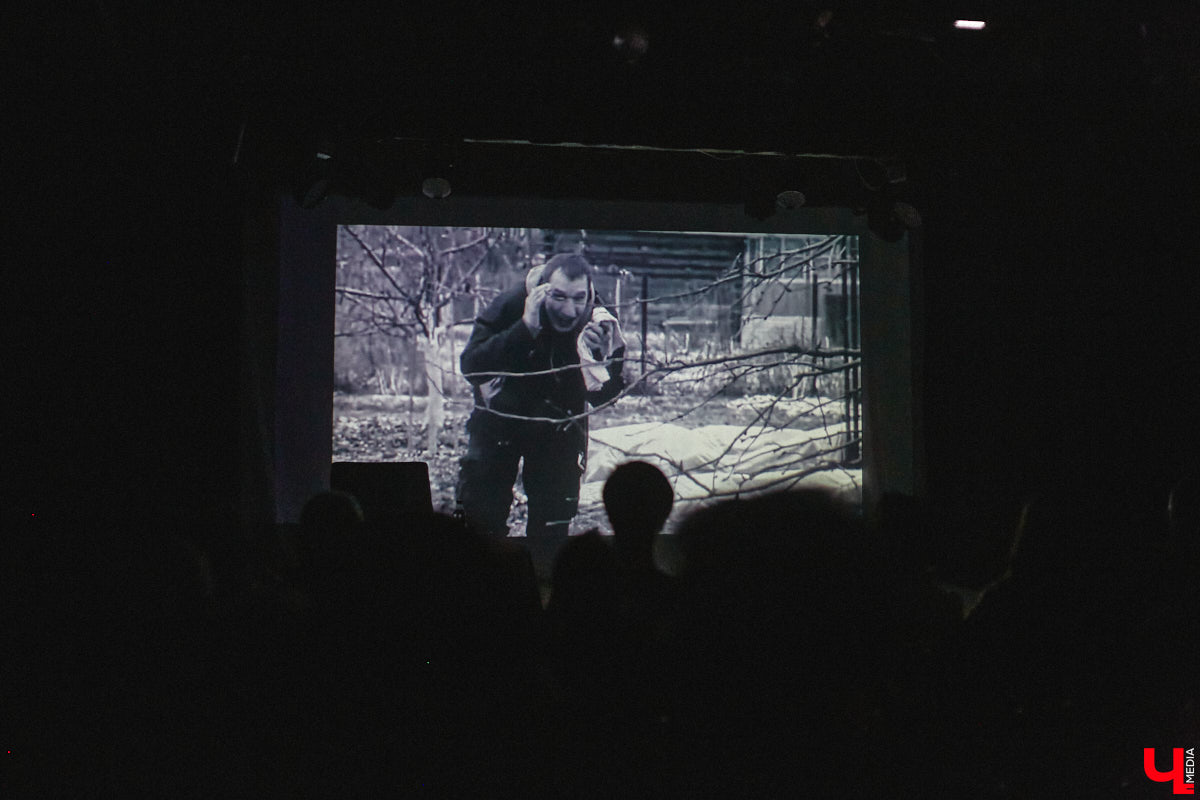 Имя Юрия Быкова знакомо не только киноманам. Его фильмы «Майор», «Дурак» и «Жить» хорошенько пошумели и прославили автора. При этом сам режиссер остался простым человеком, который открыто и откровенно общается с поклонниками. 30 апреля гений российского артхаусного кино посетил наш город. Рассказываем, о чем он беседовал с владимирскими зрителями.