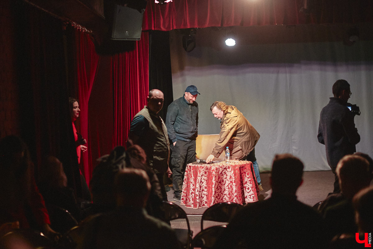 Имя Юрия Быкова знакомо не только киноманам. Его фильмы «Майор», «Дурак» и «Жить» хорошенько пошумели и прославили автора. При этом сам режиссер остался простым человеком, который открыто и откровенно общается с поклонниками. 30 апреля гений российского артхаусного кино посетил наш город. Рассказываем, о чем он беседовал с владимирскими зрителями.