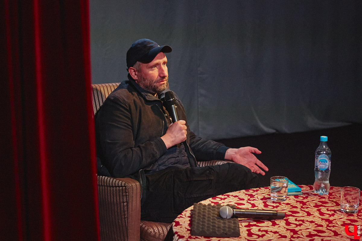 Имя Юрия Быкова знакомо не только киноманам. Его фильмы «Майор», «Дурак» и «Жить» хорошенько пошумели и прославили автора. При этом сам режиссер остался простым человеком, который открыто и откровенно общается с поклонниками. 30 апреля гений российского артхаусного кино посетил наш город. Рассказываем, о чем он беседовал с владимирскими зрителями.
