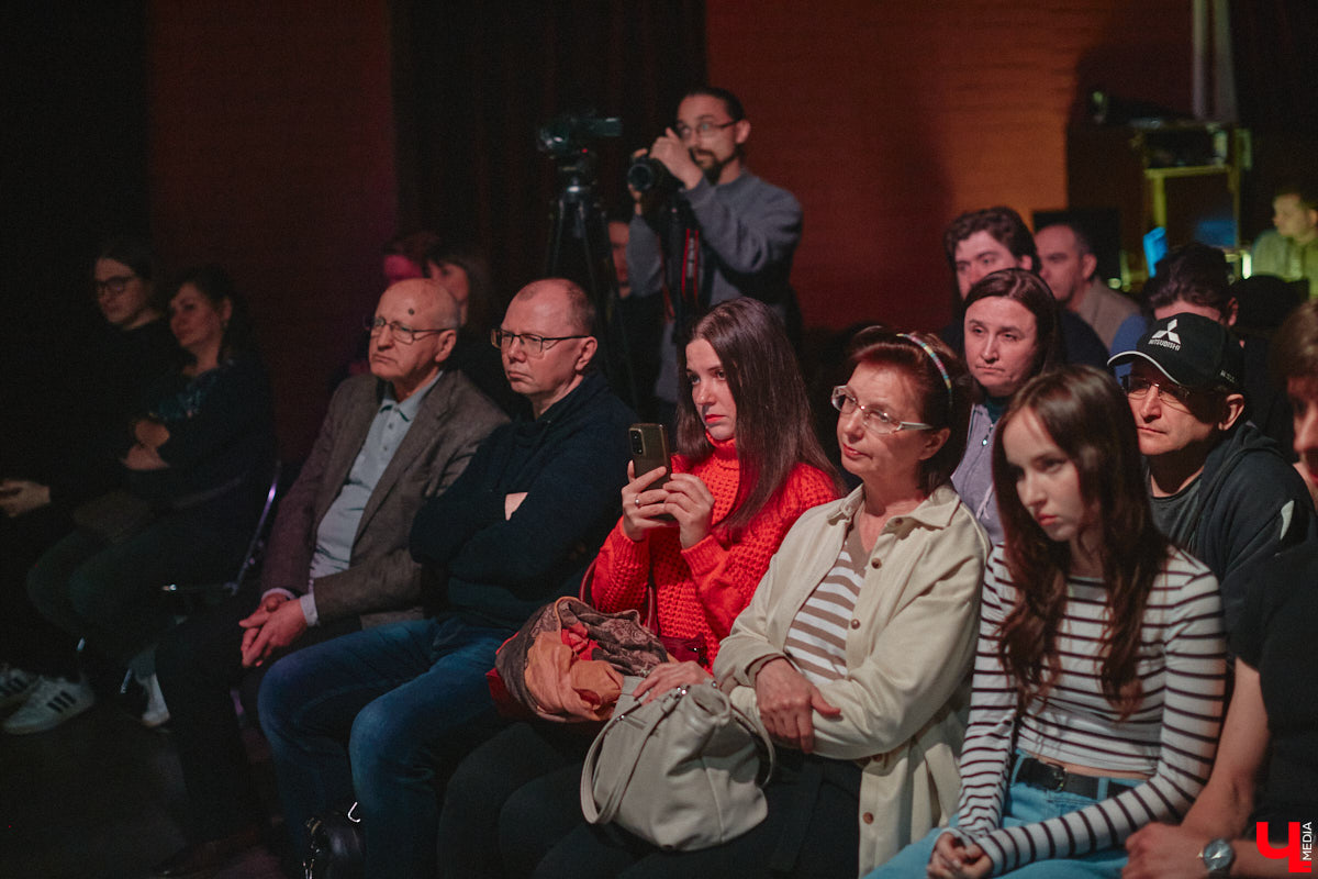Имя Юрия Быкова знакомо не только киноманам. Его фильмы «Майор», «Дурак» и «Жить» хорошенько пошумели и прославили автора. При этом сам режиссер остался простым человеком, который открыто и откровенно общается с поклонниками. 30 апреля гений российского артхаусного кино посетил наш город. Рассказываем, о чем он беседовал с владимирскими зрителями.