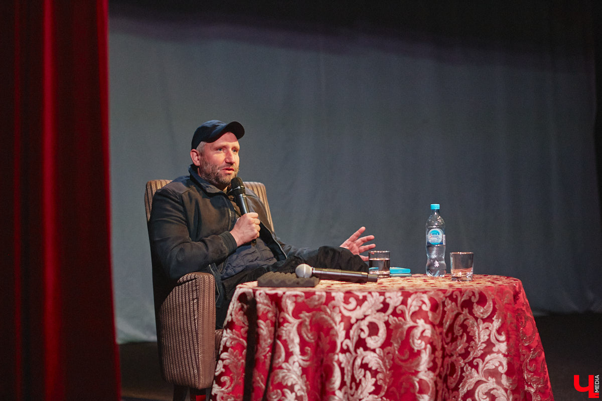 Имя Юрия Быкова знакомо не только киноманам. Его фильмы «Майор», «Дурак» и «Жить» хорошенько пошумели и прославили автора. При этом сам режиссер остался простым человеком, который открыто и откровенно общается с поклонниками. 30 апреля гений российского артхаусного кино посетил наш город. Рассказываем, о чем он беседовал с владимирскими зрителями.