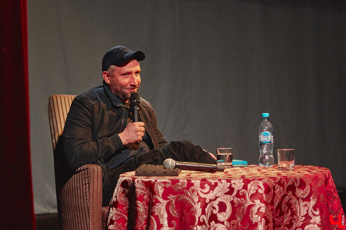 Имя Юрия Быкова знакомо не только киноманам. Его фильмы «Майор», «Дурак» и «Жить» хорошенько пошумели и прославили автора. При этом сам режиссер остался простым человеком, который открыто и откровенно общается с поклонниками. 30 апреля гений российского артхаусного кино посетил наш город. Рассказываем, о чем он беседовал с владимирскими зрителями.