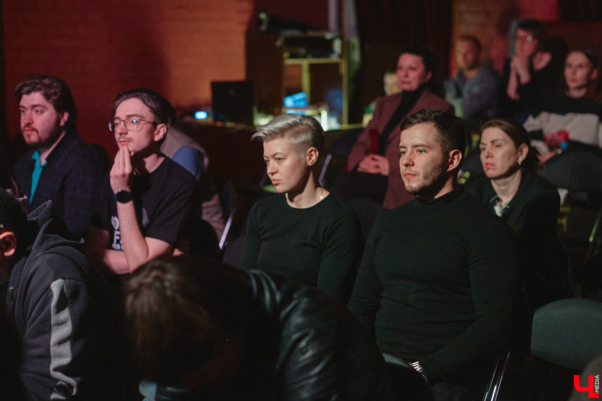 Имя Юрия Быкова знакомо не только киноманам. Его фильмы «Майор», «Дурак» и «Жить» хорошенько пошумели и прославили автора. При этом сам режиссер остался простым человеком, который открыто и откровенно общается с поклонниками. 30 апреля гений российского артхаусного кино посетил наш город. Рассказываем, о чем он беседовал с владимирскими зрителями.