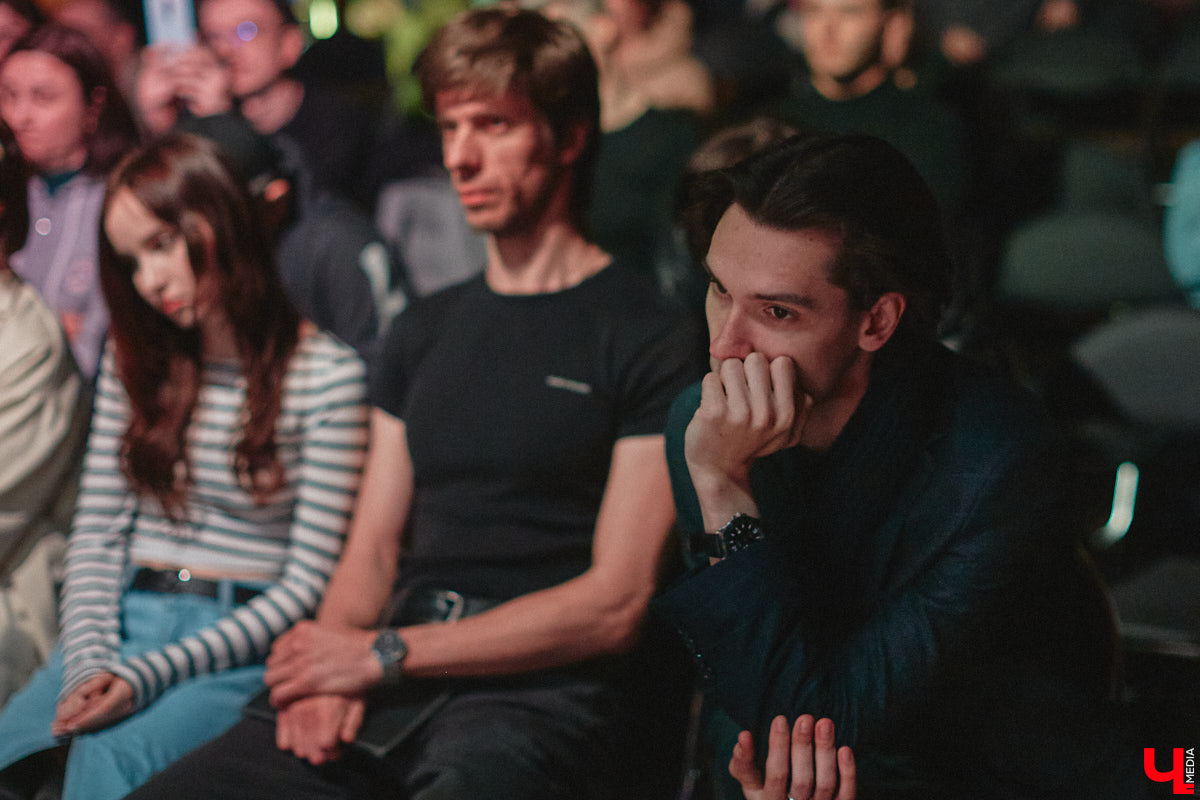 Имя Юрия Быкова знакомо не только киноманам. Его фильмы «Майор», «Дурак» и «Жить» хорошенько пошумели и прославили автора. При этом сам режиссер остался простым человеком, который открыто и откровенно общается с поклонниками. 30 апреля гений российского артхаусного кино посетил наш город. Рассказываем, о чем он беседовал с владимирскими зрителями.